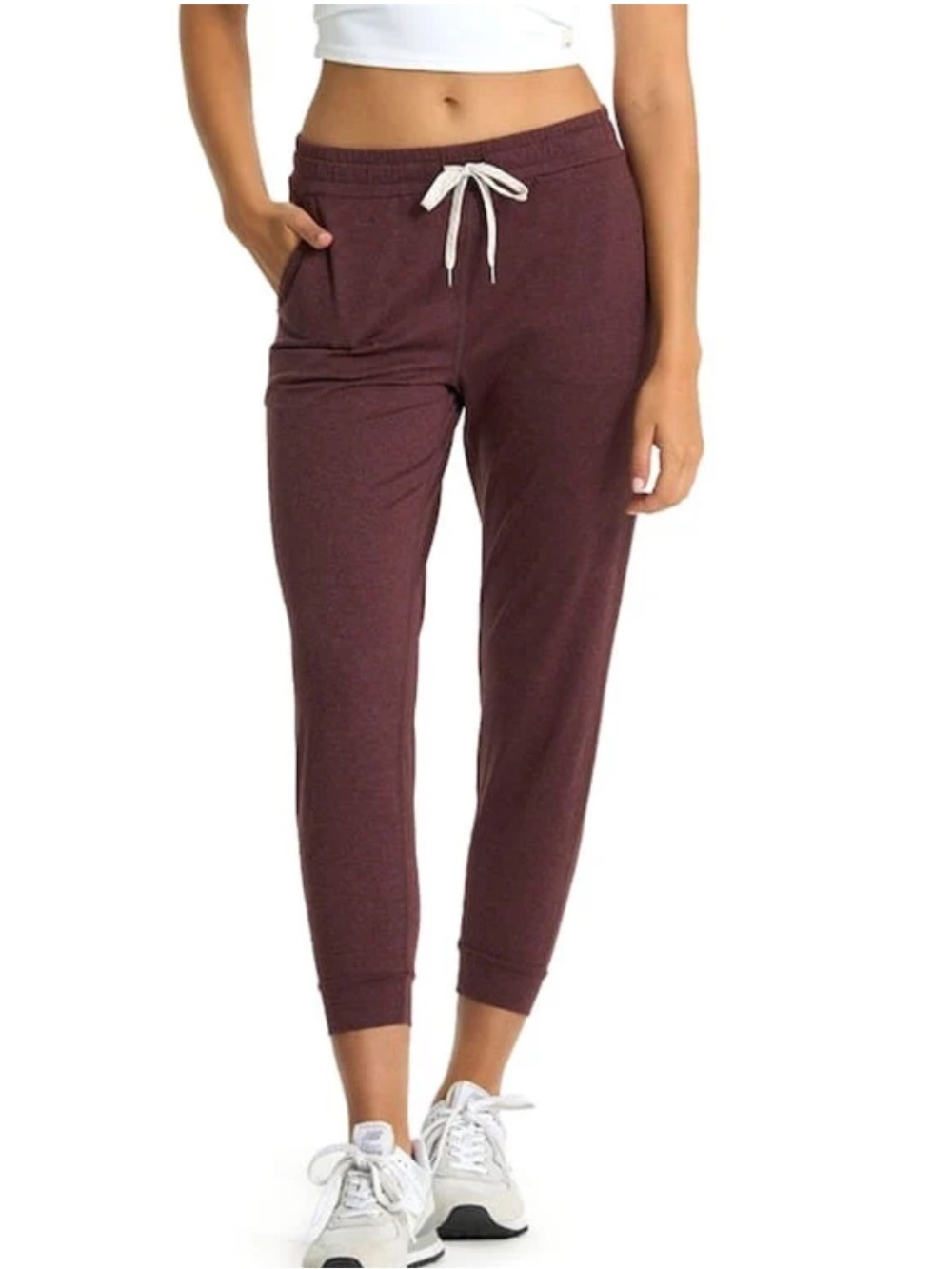 Vuori Performance Jogger in Ruby Size Medium